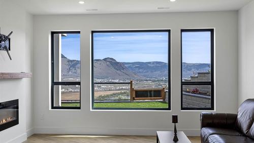 2300 Saddleback Drive, Kamloops, BC - Indoor Photo Showing Living Room With Fireplace