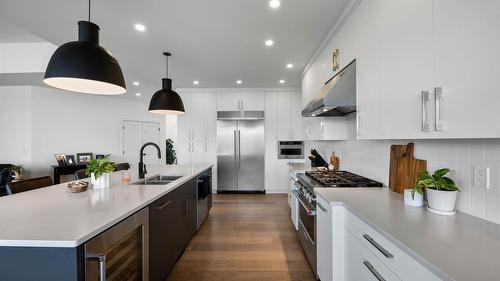 2300 Saddleback Drive, Kamloops, BC - Indoor Photo Showing Kitchen With Double Sink With Upgraded Kitchen