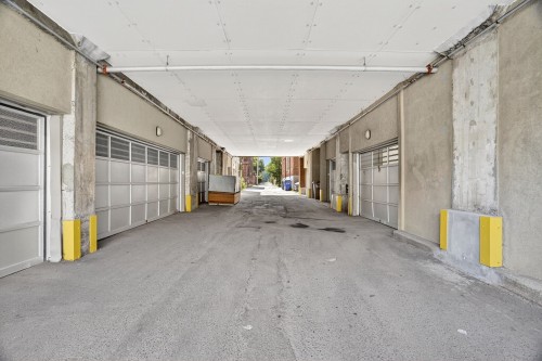 Garage - 201-828 Av. Querbes, Montréal (Outremont), QC - Indoor Photo Showing Garage