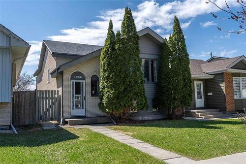 1056 Kildare AVE  Winnipeg, MB R2C 5B4