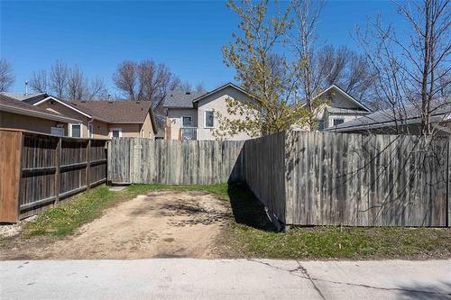 1056 Kildare Ave, Winnipeg, MB 