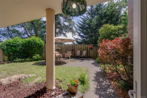 103-4030 Quadra St  Saanich, BC V8X 1K2