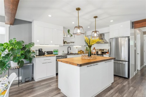 734 Birch St, Campbell River, BC - Indoor Photo Showing Kitchen With Upgraded Kitchen