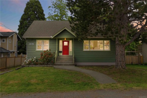 1541 Mcrae Ave, Saanich, BC 