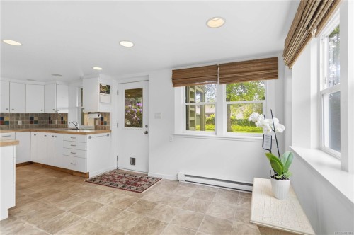 1541 Mcrae Ave, Saanich, BC 