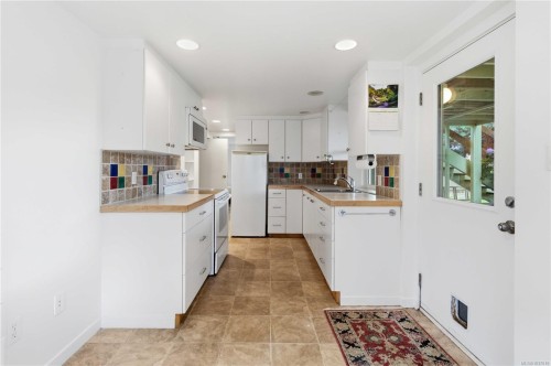1541 Mcrae Ave, Saanich, BC 