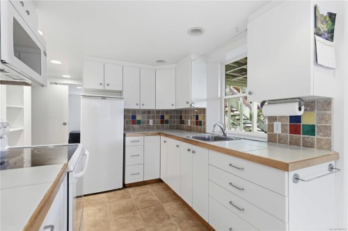 1541 Mcrae Ave, Saanich, BC 