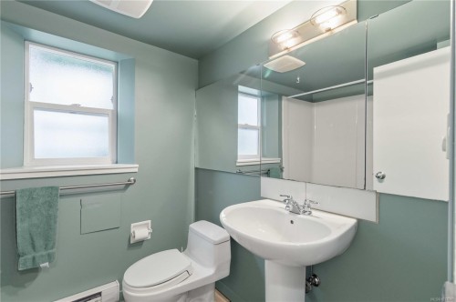 1541 Mcrae Ave, Saanich, BC 