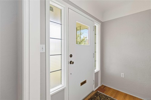 1541 Mcrae Ave, Saanich, BC 