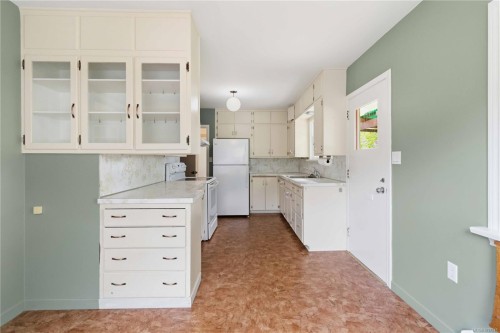 1541 Mcrae Ave, Saanich, BC 