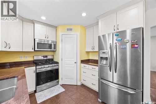 806 Stonebridge Common, Saskatoon, SK - Indoor Photo Showing Kitchen