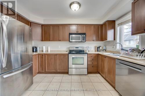 7086 Fairmeadow Crescent, Mississauga, ON - Indoor Photo Showing Kitchen With Double Sink