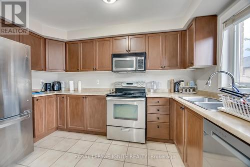7086 Fairmeadow Crescent, Mississauga, ON - Indoor Photo Showing Kitchen With Double Sink