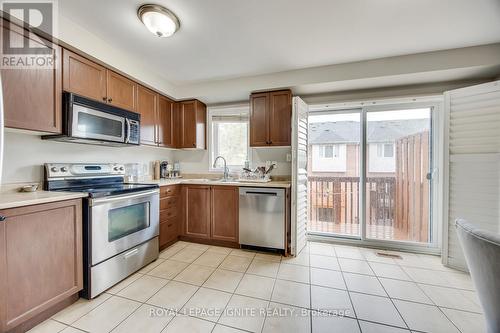 7086 Fairmeadow Crescent, Mississauga, ON - Indoor Photo Showing Kitchen