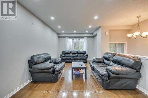 7086 Fairmeadow Crescent, Mississauga, ON - Indoor Photo Showing Living Room