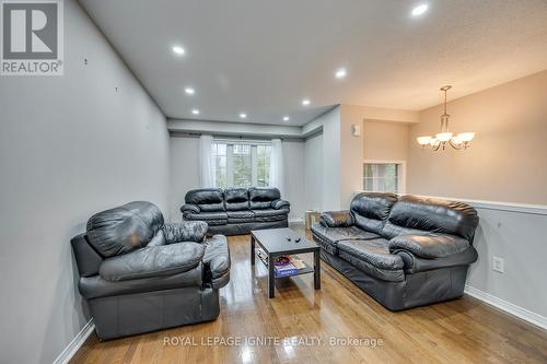 7086 Fairmeadow Crescent, Mississauga, ON - Indoor Photo Showing Living Room