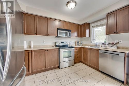 7086 Fairmeadow Crescent, Mississauga, ON - Indoor Photo Showing Kitchen