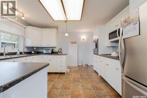 1325 King Crescent, Moose Jaw, SK - Indoor Photo Showing Kitchen