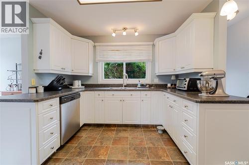 1325 King Crescent, Moose Jaw, SK - Indoor Photo Showing Kitchen With Double Sink