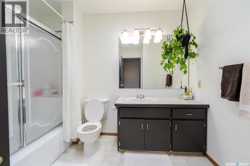1325 King Crescent, Moose Jaw, SK - Indoor Photo Showing Bathroom