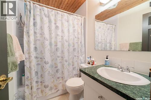 1325 King Crescent, Moose Jaw, SK - Indoor Photo Showing Bathroom