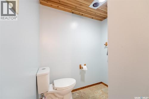 1325 King Crescent, Moose Jaw, SK - Indoor Photo Showing Bathroom