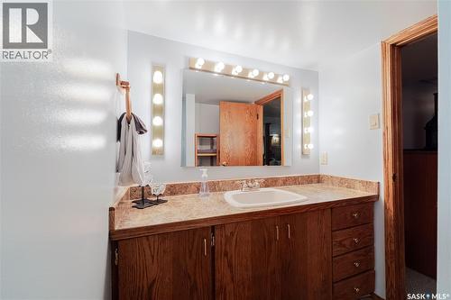 1325 King Crescent, Moose Jaw, SK - Indoor Photo Showing Bathroom