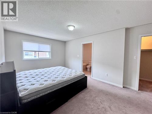 Neutral toned walls with a single window featuring a roller shade - 110 Highland Road E Unit# 53, Kitchener, ON - Indoor Photo Showing Bedroom