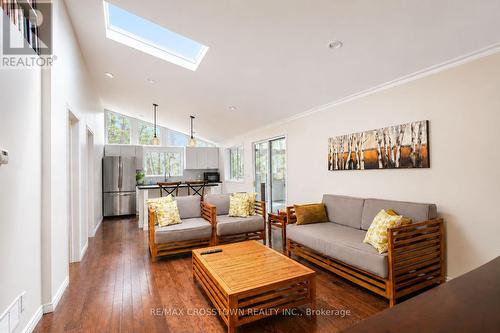 607 Juniper Drive, Gravenhurst, ON - Indoor Photo Showing Living Room