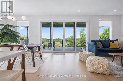 14 Faith Drive, Mapleton, ON - Indoor Photo Showing Living Room