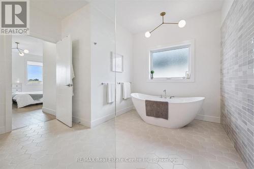 14 Faith Drive, Mapleton, ON - Indoor Photo Showing Bathroom