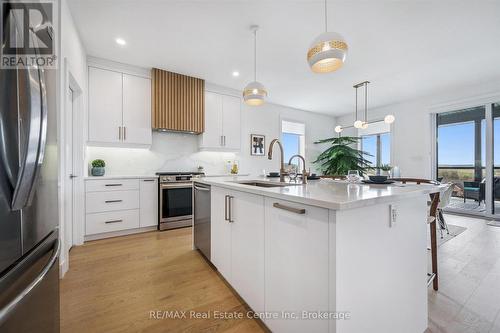 14 Faith Drive, Mapleton, ON - Indoor Photo Showing Kitchen With Upgraded Kitchen
