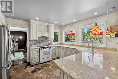26 Edgecombe Terrace, Springwater, ON - Indoor Photo Showing Living Room With Fireplace
