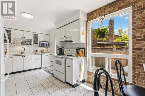 2873 Inlake Court, Mississauga, ON - Indoor Photo Showing Kitchen