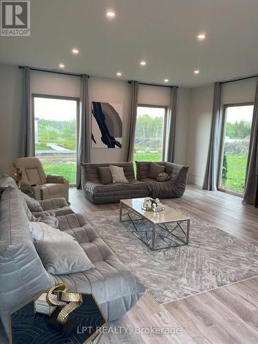 4252 Burnside Line, Severn, ON - Indoor Photo Showing Living Room