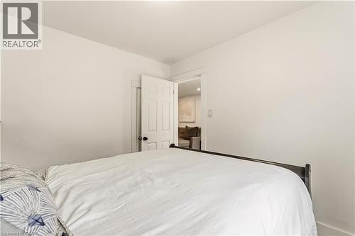 27 Edinburgh Avenue, Hamilton, ON - Indoor Photo Showing Bedroom