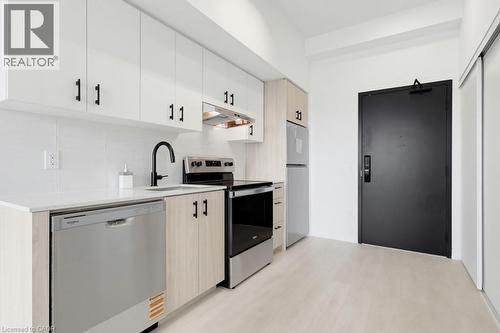 4878 Powers Common Unit# D904, Burlington, ON - Indoor Photo Showing Kitchen
