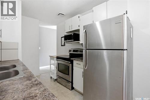 4174 Castle Road, Regina, SK - Indoor Photo Showing Kitchen