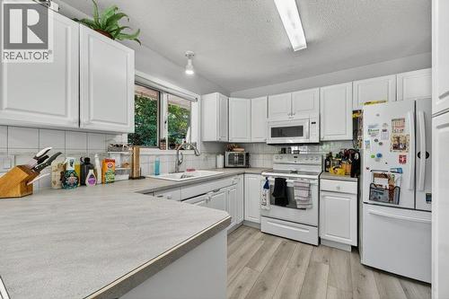 1641 17 Street Se, Salmon Arm, BC - Indoor Photo Showing Kitchen