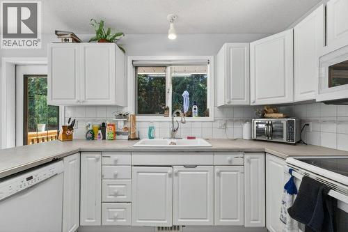 1641 17 Street Se, Salmon Arm, BC - Indoor Photo Showing Kitchen