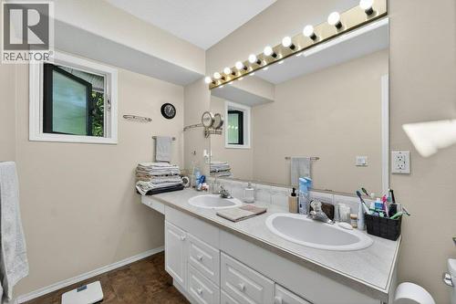 1641 17 Street Se, Salmon Arm, BC - Indoor Photo Showing Bathroom
