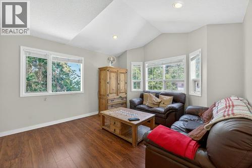 1641 17 Street Se, Salmon Arm, BC - Indoor Photo Showing Living Room