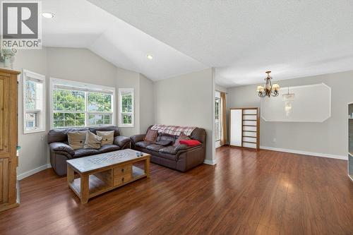 1641 17 Street Se, Salmon Arm, BC - Indoor Photo Showing Living Room