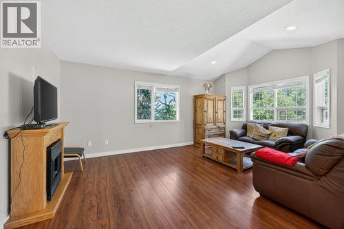 1641 17 Street Se, Salmon Arm, BC - Indoor Photo Showing Living Room