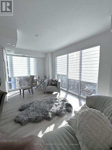 1710 - 370 Martha Street, Burlington, ON - Indoor Photo Showing Living Room