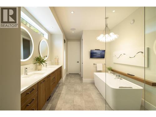 605 Clifton Court, Kelowna, BC - Indoor Photo Showing Bathroom