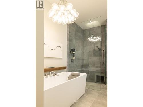 605 Clifton Court, Kelowna, BC - Indoor Photo Showing Bathroom