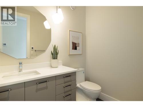 605 Clifton Court, Kelowna, BC - Indoor Photo Showing Bathroom