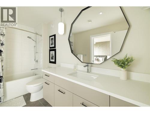 605 Clifton Court, Kelowna, BC - Indoor Photo Showing Bathroom