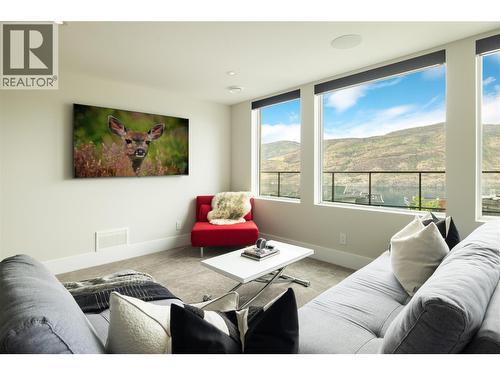 605 Clifton Court, Kelowna, BC - Indoor Photo Showing Living Room